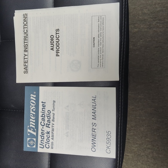 NIB Emerson Under-Cabinet Clock Radio - Picture 5 of 6